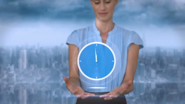 Mujer de negocios sosteniendo reloj despertador virtual — Vídeo de stock