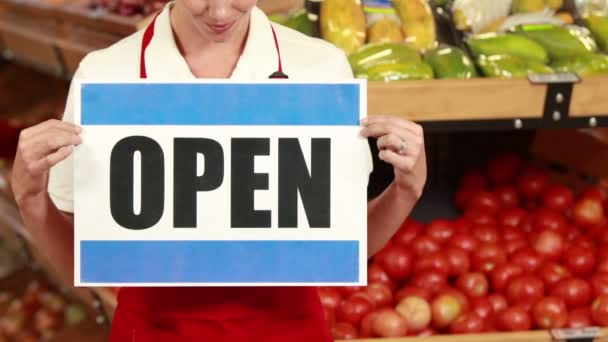 Obrero sonriente sosteniendo cartel abierto — Vídeos de Stock