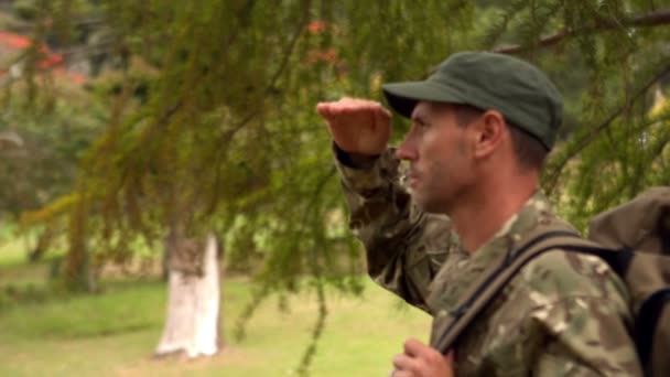 Солдат, отводящий взгляд в парке — стоковое видео