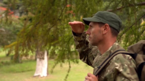 Soldado olhando para longe no parque — Vídeo de Stock