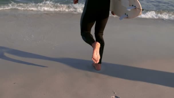 Чоловік біжить у море — стокове відео