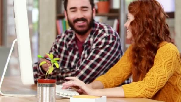 Equipe de negócios casual trabalhando juntos na mesa — Vídeo de Stock