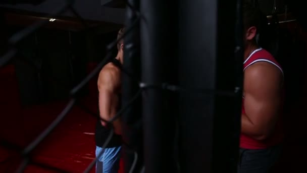 Trener boksu z jego klienta — Wideo stockowe
