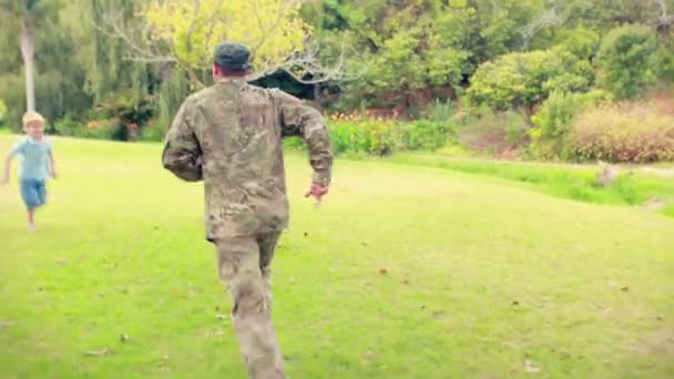 Soldat återförenas med sin son — Stockvideo