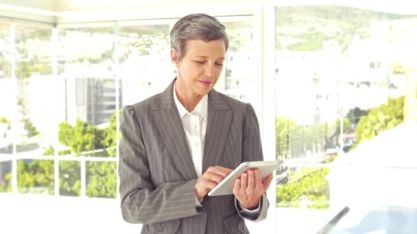 Businesswoman using tablet — Stock Video