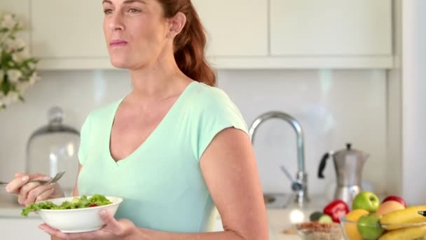 Pregnant woman eating salad — Stock Video