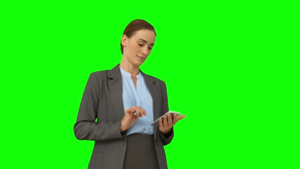 Mujer de negocios seria usando su teléfono inteligente — Vídeo de stock