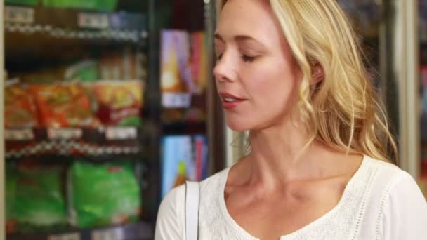 Jolie blonde vérifier la liste d'épicerie — Video