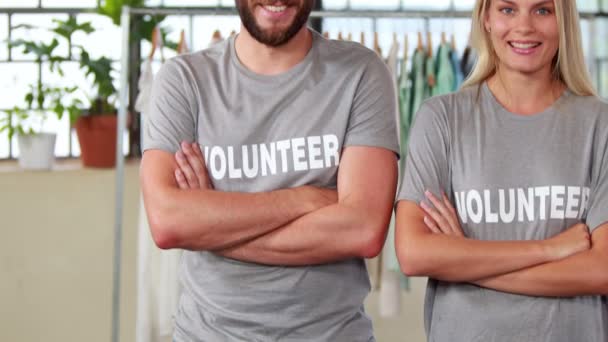 Équipe de bénévoles souriant à la caméra — Video