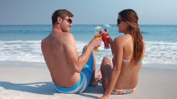 Feliz pareja bonita bebiendo cóctel — Vídeos de Stock