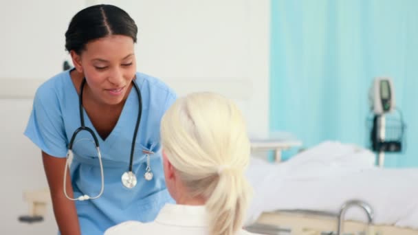 Doctor speaking with her patient — Stock Video