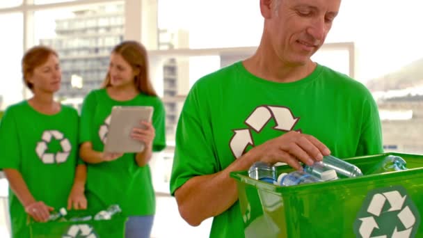 Homem segurando garrafa para reciclagem — Vídeo de Stock