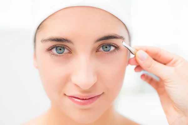 Mão aplicando sombra nos olhos — Fotografia de Stock