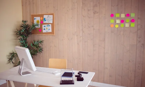 Креативний офіс з прохолодною дерев'яною панеллю — стокове фото