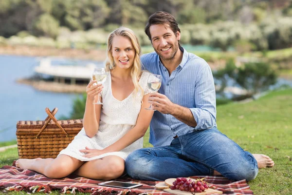 Pareja en la fecha de brindis con copa de vino blanco —  Fotos de Stock