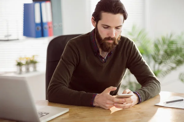 Hipster businessman sending a text — Stock Photo, Image