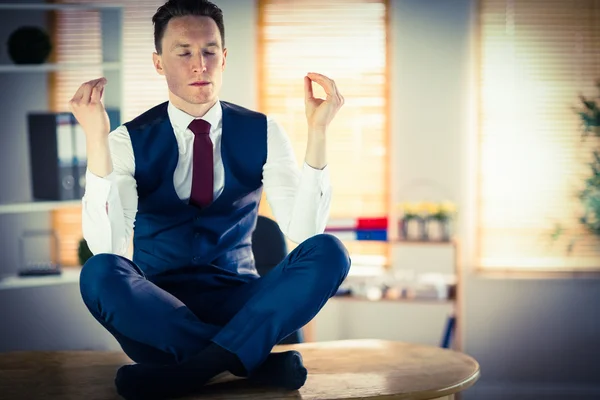 Homem de negócios calmo meditando em pose de lótus — Fotografia de Stock