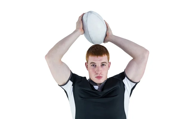 Giocatore di rugby in procinto di lanciare una palla da rugby — Foto Stock