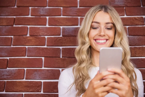 Blond kvinna med smartphone — Stockfoto