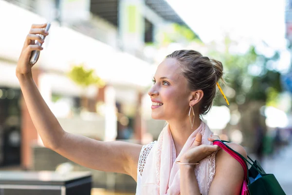 Mujer tomando selfie con bolsas de compras — Foto de Stock