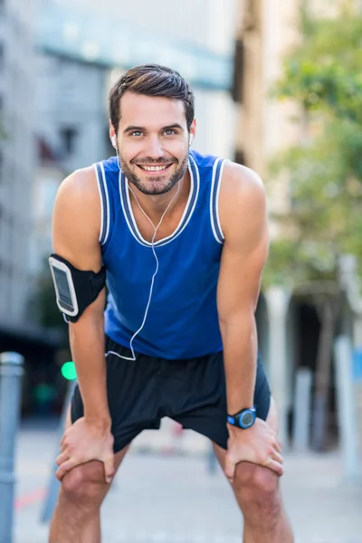 Knappe atleet op een zonnige dag — Stockfoto