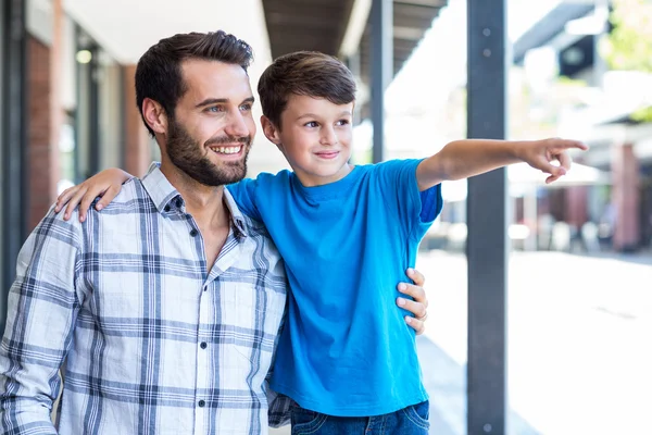 Filho e pai desviam o olhar — Fotografia de Stock