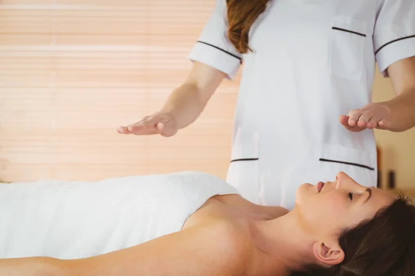 Jovem tendo um tratamento reiki — Fotografia de Stock