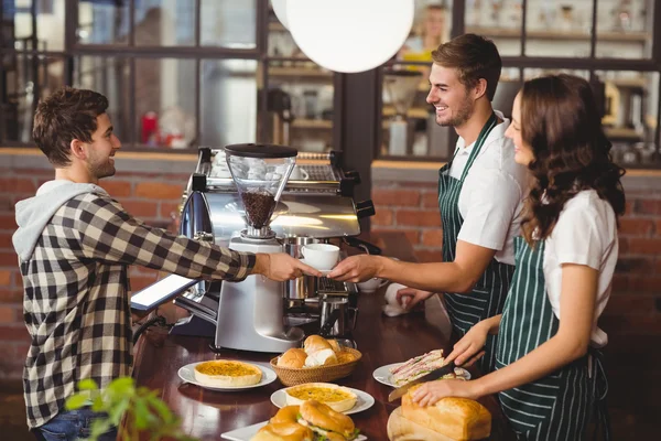 Garçons sorridentes que servem um cliente — Fotografia de Stock