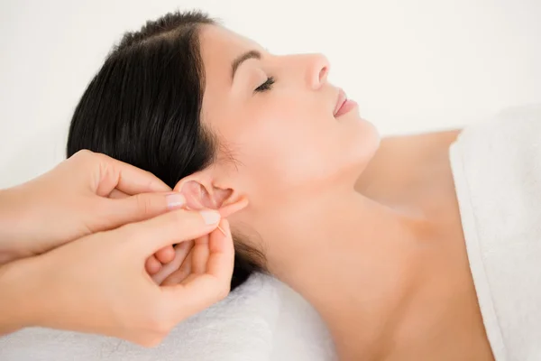 Kvinna i en akupunktur terapi på spa — Stockfoto