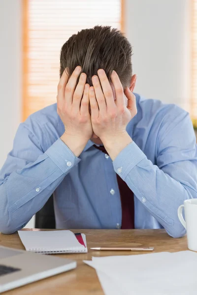 Stressad affärsman med huvudet i händerna — Stockfoto