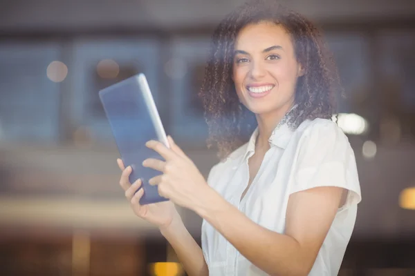 Leende kvinna med hjälp av en digital tablet — Stockfoto