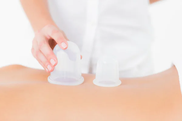 Mulher desfrutando de massagem de sucção — Fotografia de Stock