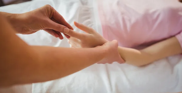 Jovem mulher chegando mão massagem — Fotografia de Stock