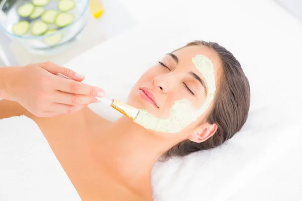 Brunette getting a facial treatment — Stock Photo, Image