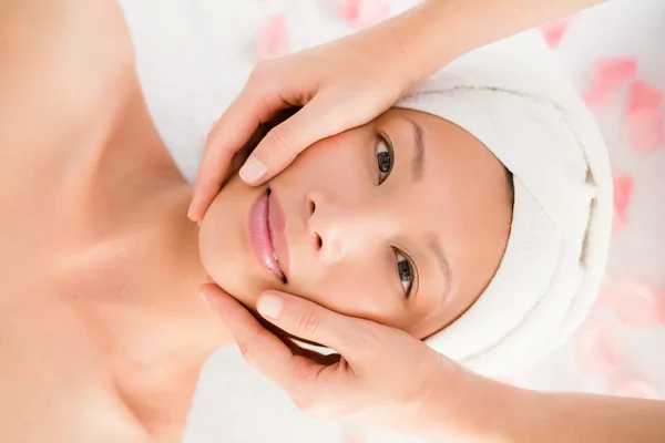 Młoda kobieta otrzymująca masaż twarzy — Zdjęcie stockowe