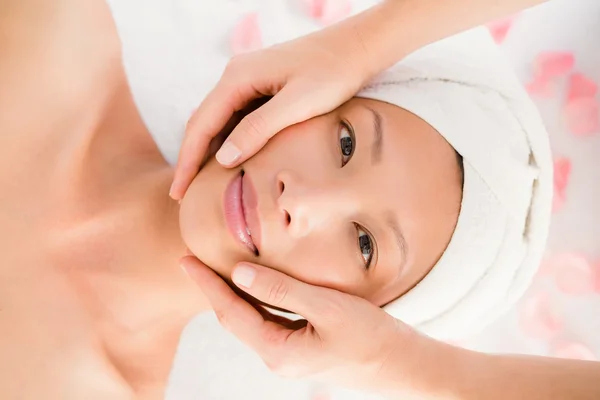 Mujer joven recibiendo masaje facial — Foto de Stock