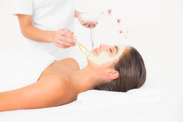 Brunette getting a facial treatment — Stock Photo, Image