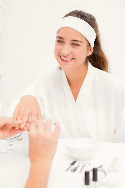 Vrouw met schoonheidsspecialiste op spa salon — Stockfoto