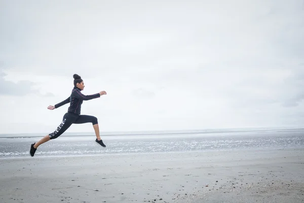 Fit girl working out on cold day — Stock Photo, Image