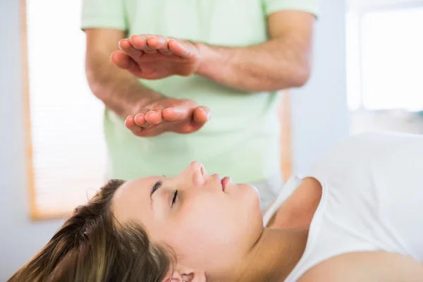 Relajada mujer embarazada recibiendo tratamiento reiki —  Fotos de Stock