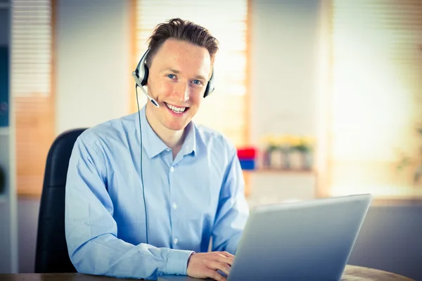 Hombre de negocios casual usando auriculares en una llamada —  Fotos de Stock