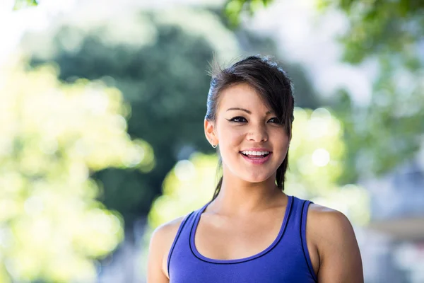 Mujer atlética sonriente —  Fotos de Stock