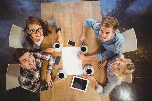 Smiling friends sitting and drinking coffee — Stock Photo, Image