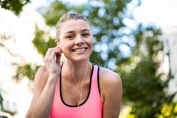 Atleta colocando seus fones de ouvido — Fotografia de Stock