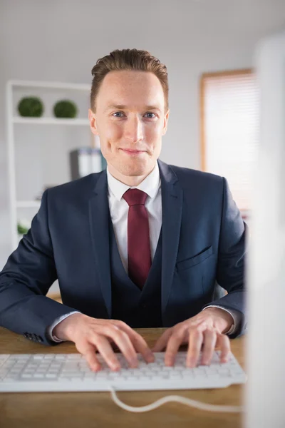 Eleganta affärsman arbetar vid sitt skrivbord — Stockfoto