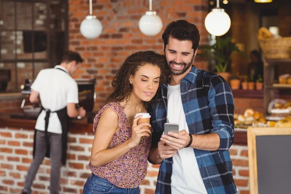 Uśmiechający się para hipster patrząc smartphone — Zdjęcie stockowe
