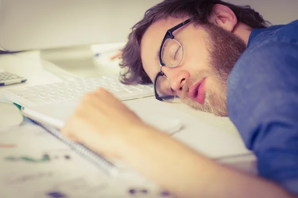 Hipster hombre de negocios durmiendo en su escritorio —  Fotos de Stock