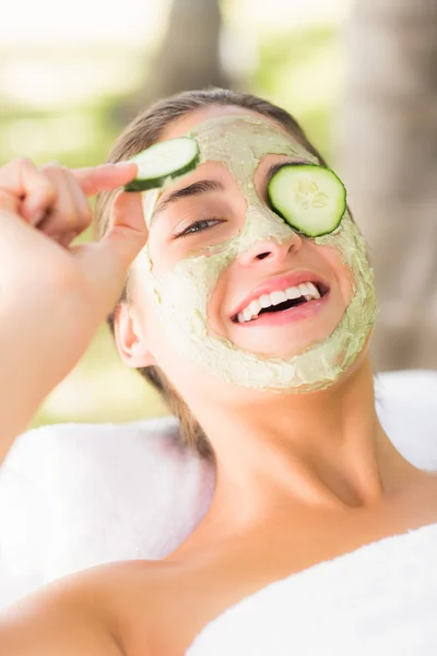 Frau mit Ziehungsgurke auf Auge — Stockfoto