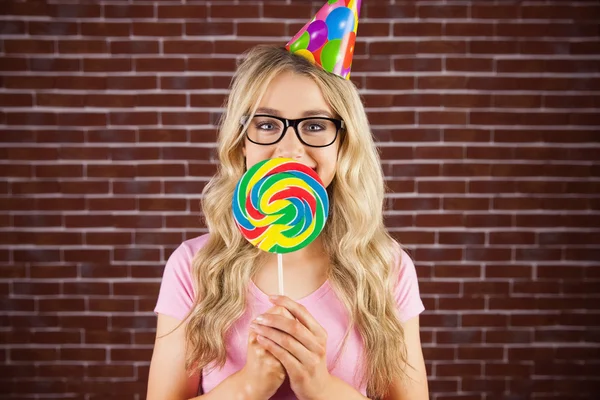 Hipster con partido sombrero celebración gigante lollipop —  Fotos de Stock