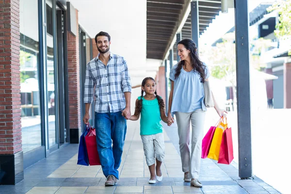 Família feliz com sacos de compras — Fotografia de Stock